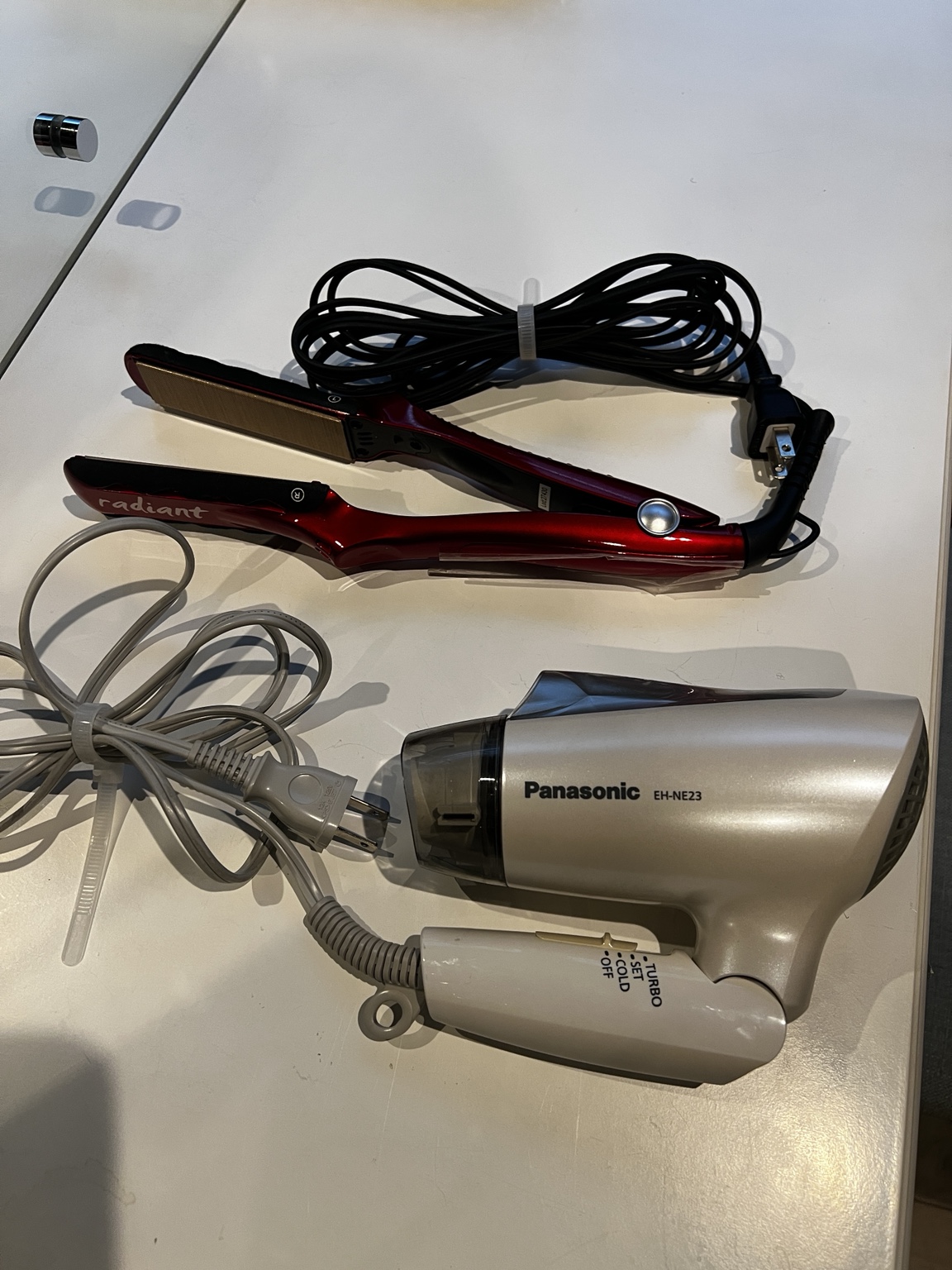 ドライヤーとヘアアイロン
